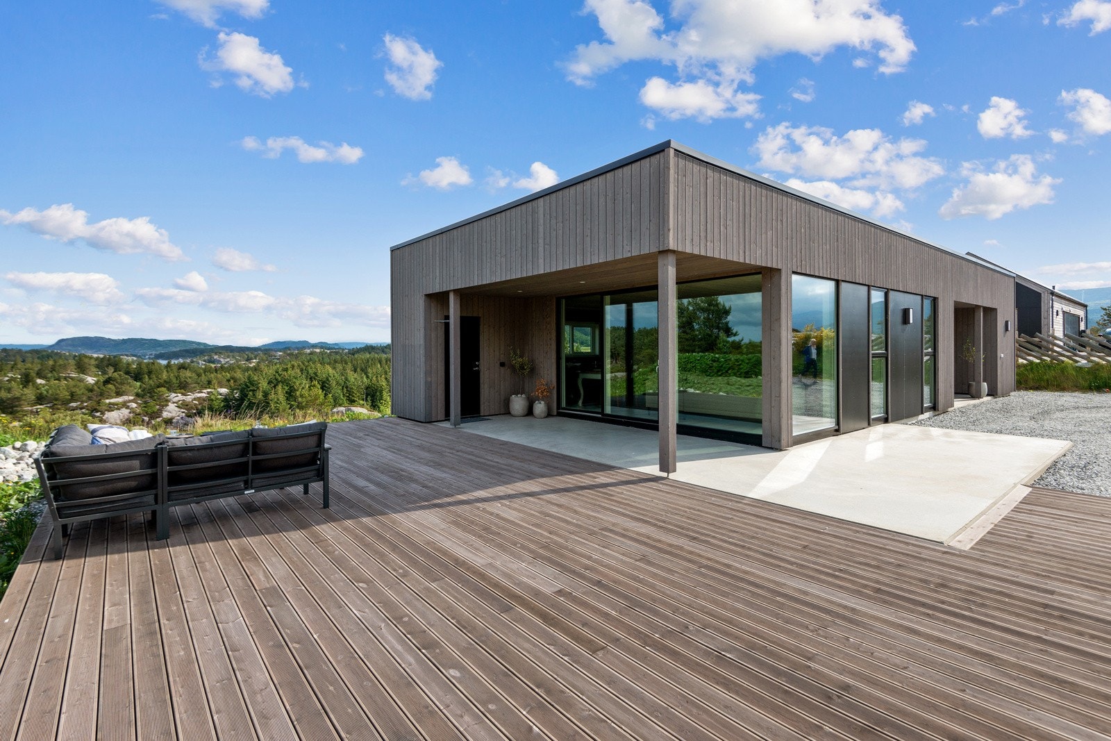 Hytta ligg flott til med storslått utsikt utover natur og fjell og vatnet i framkant av hytta, samt utover vatnet i framkant av hytta. Hytta har ein gjennomtenkt og god planløysing, veldig gode solforhold og stor tomt. Galleribilde