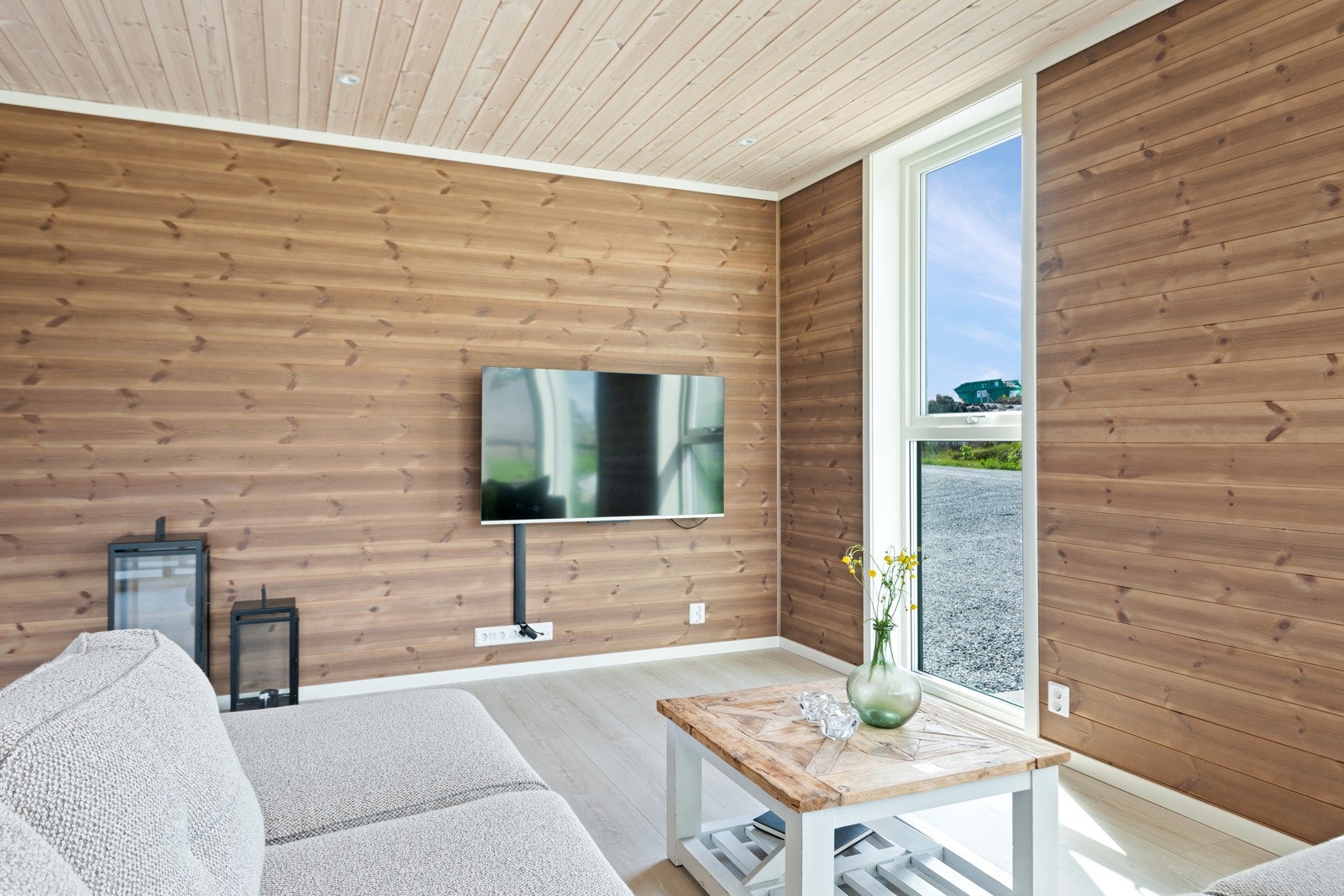 Det er vindauge frå tak til golv, som både gir mykje lys inn og flott utsikt utover Galleribilde