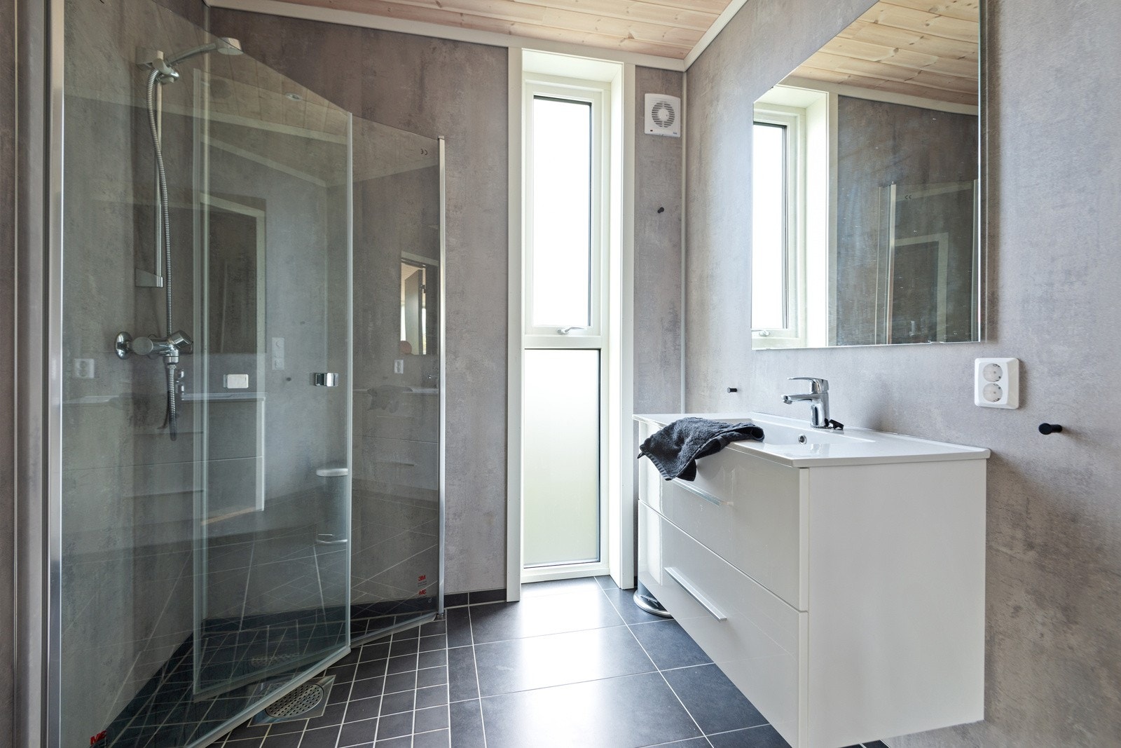 Romsleg bad med fliser og varmekablar i golvet. Galleribilde