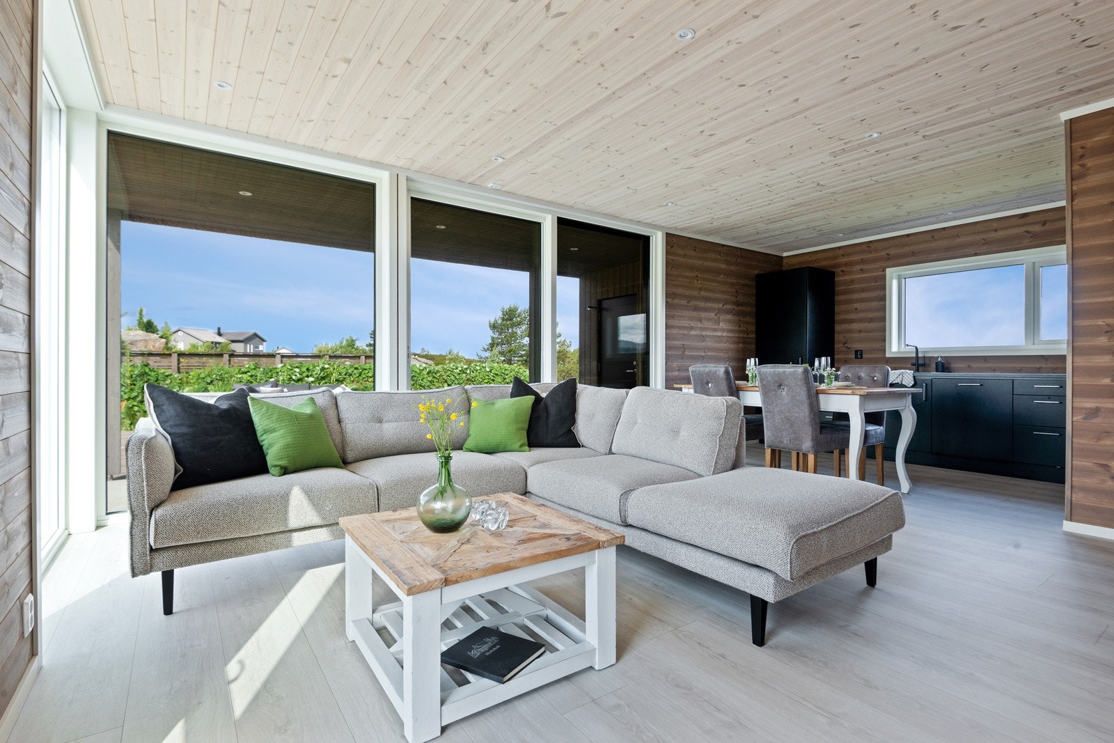 Det er store vindaugsflater som gir mykje naturleg lys og flott utsikt utover. Galleribilde