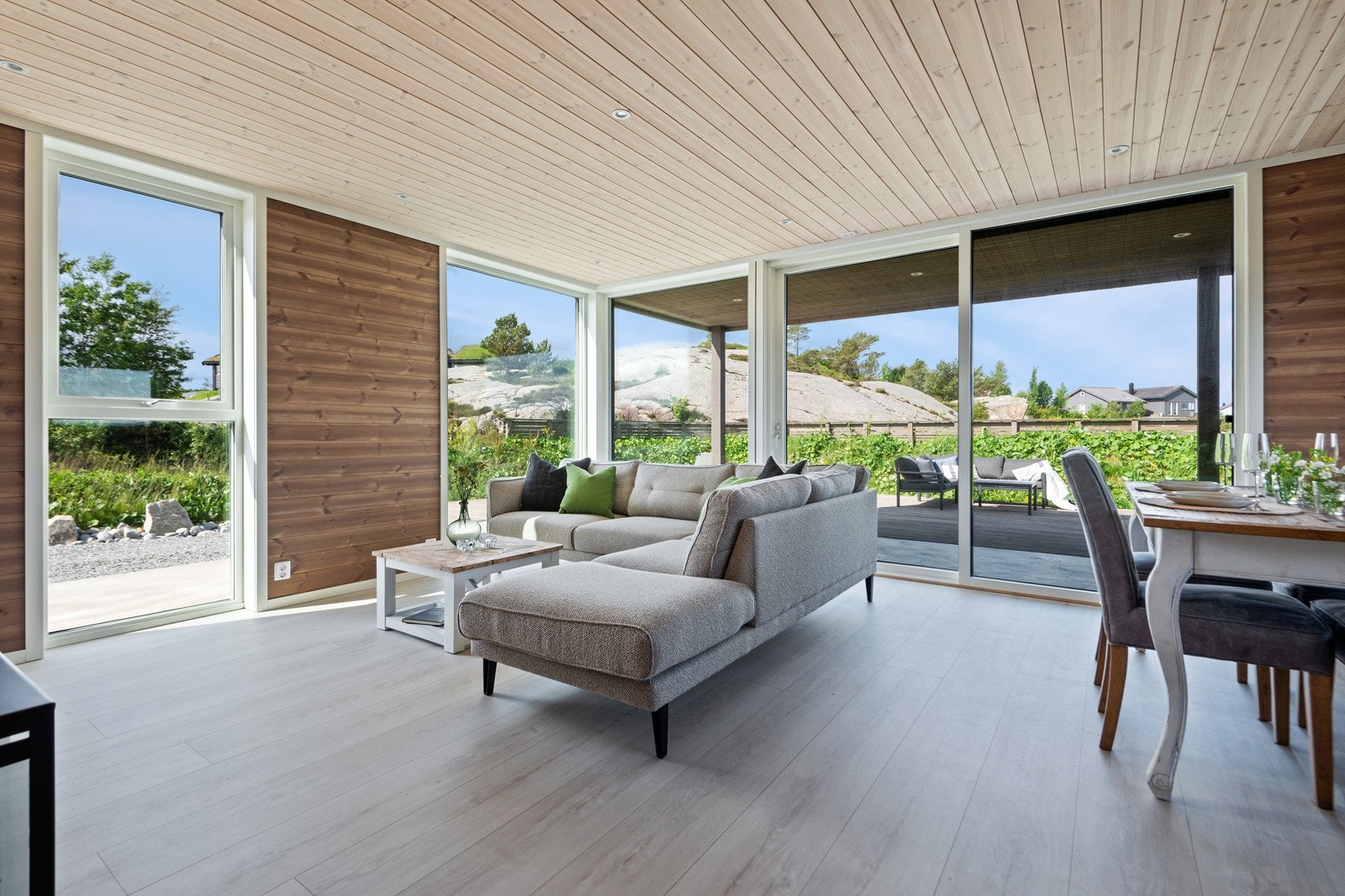 Hytta har ei open stove- og kjøkenløysing. Galleribilde