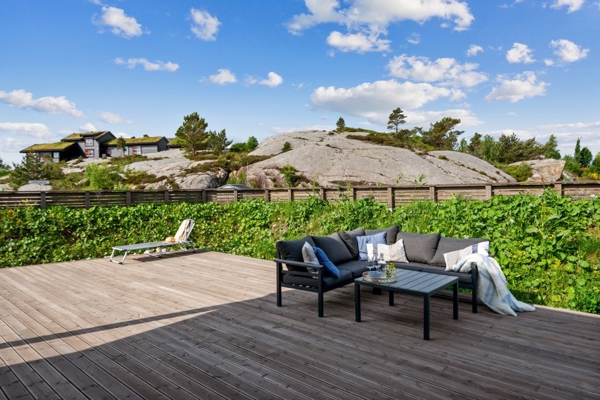 Det er god plass til sittegruppe, solstol og grill.jpg Galleribilde