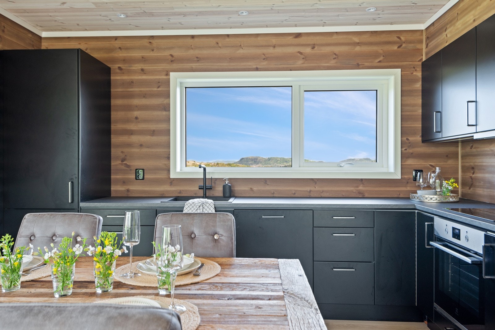 Det er god skap- og benkeplass. Galleribilde