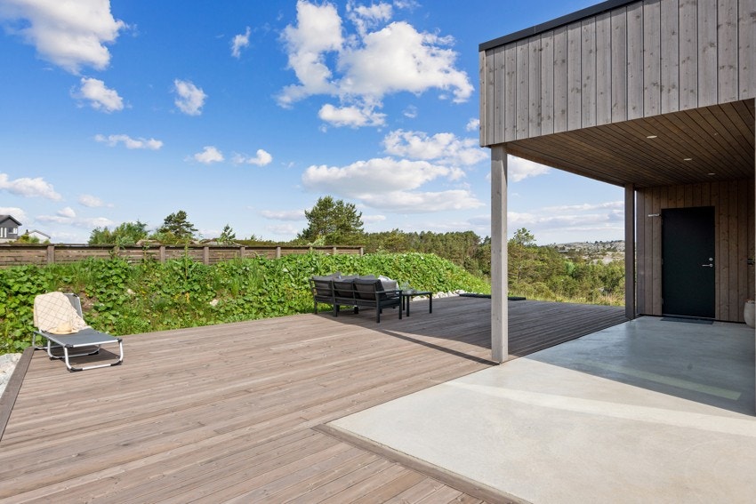 Deler av terrassen er overbygd rett utenfor stova..jpg Galleribilde