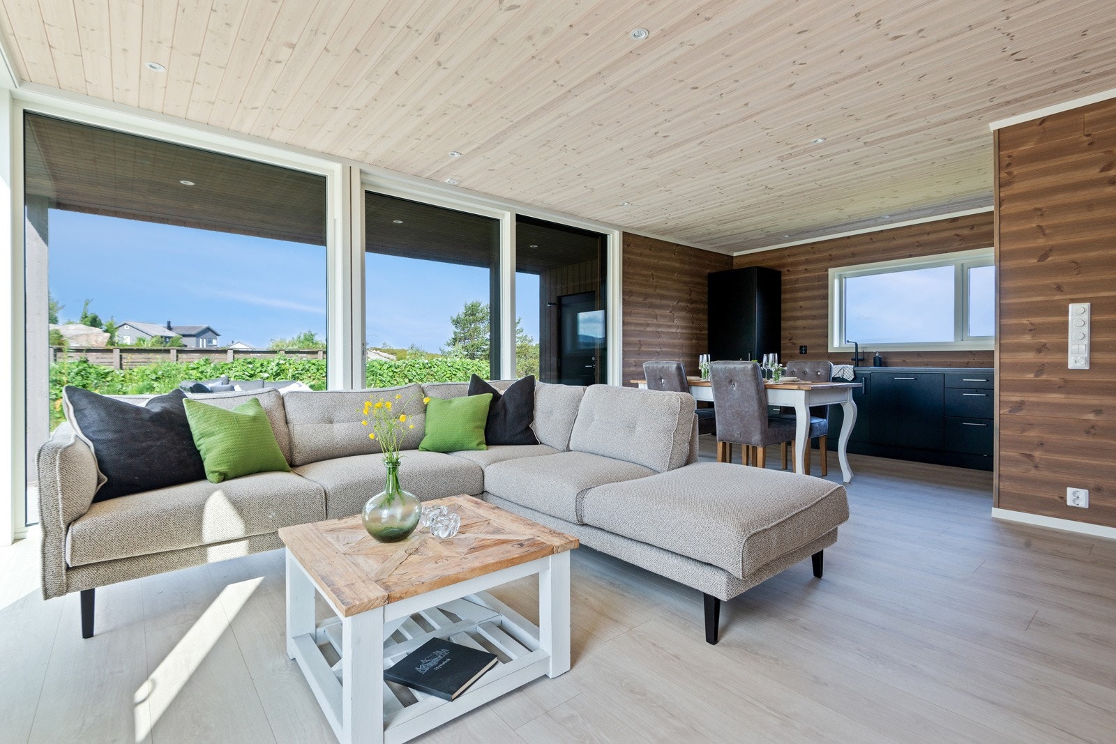 Rommet er av god storleik, og det er god plass til sittegruppe med tv-krok og etestove. Galleribilde