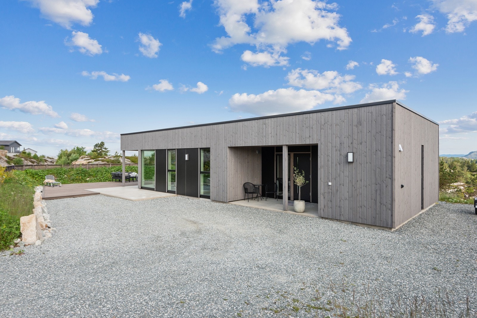 Innkøyrselen på hytta er gruslagt Galleribilde