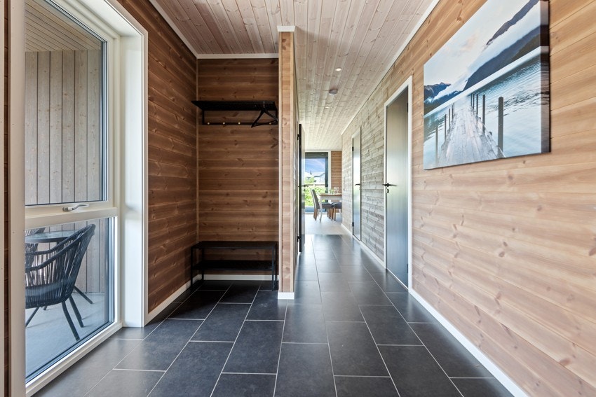 Det er god plass til å henge frå seg yttertøy og sko. Det er opent frå gangen og inn til stova, og gangen gir tilkomst til alle romma..jpg Galleribilde
