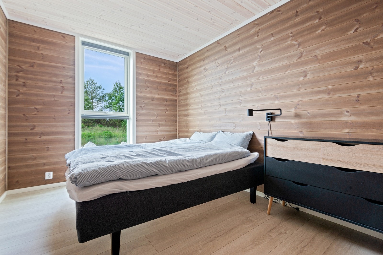 Soverom 3 ligg på venstre side i gangen og er på ca. 9 m². Også her er det plass til dobbeltseng og garderobeløysing Galleribilde