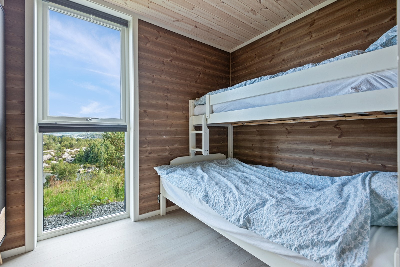 Soverom 2 er det minste soverommet og er ca 6,8 m². Soverommet er utstyrt med ei familiekøye (den følger med i handelen) og garderobeskap. Galleribilde