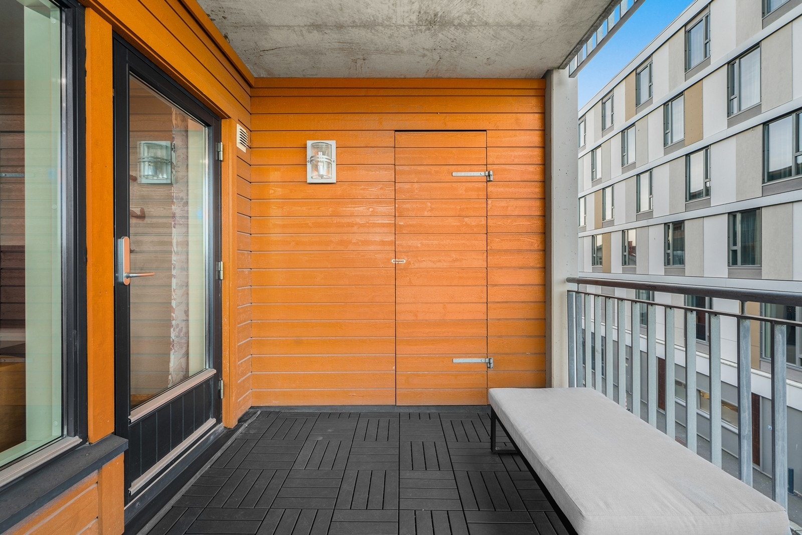 Uteplassen er overbygget, og har tilgang til en praktisk utebod på 2 m². Galleribilde