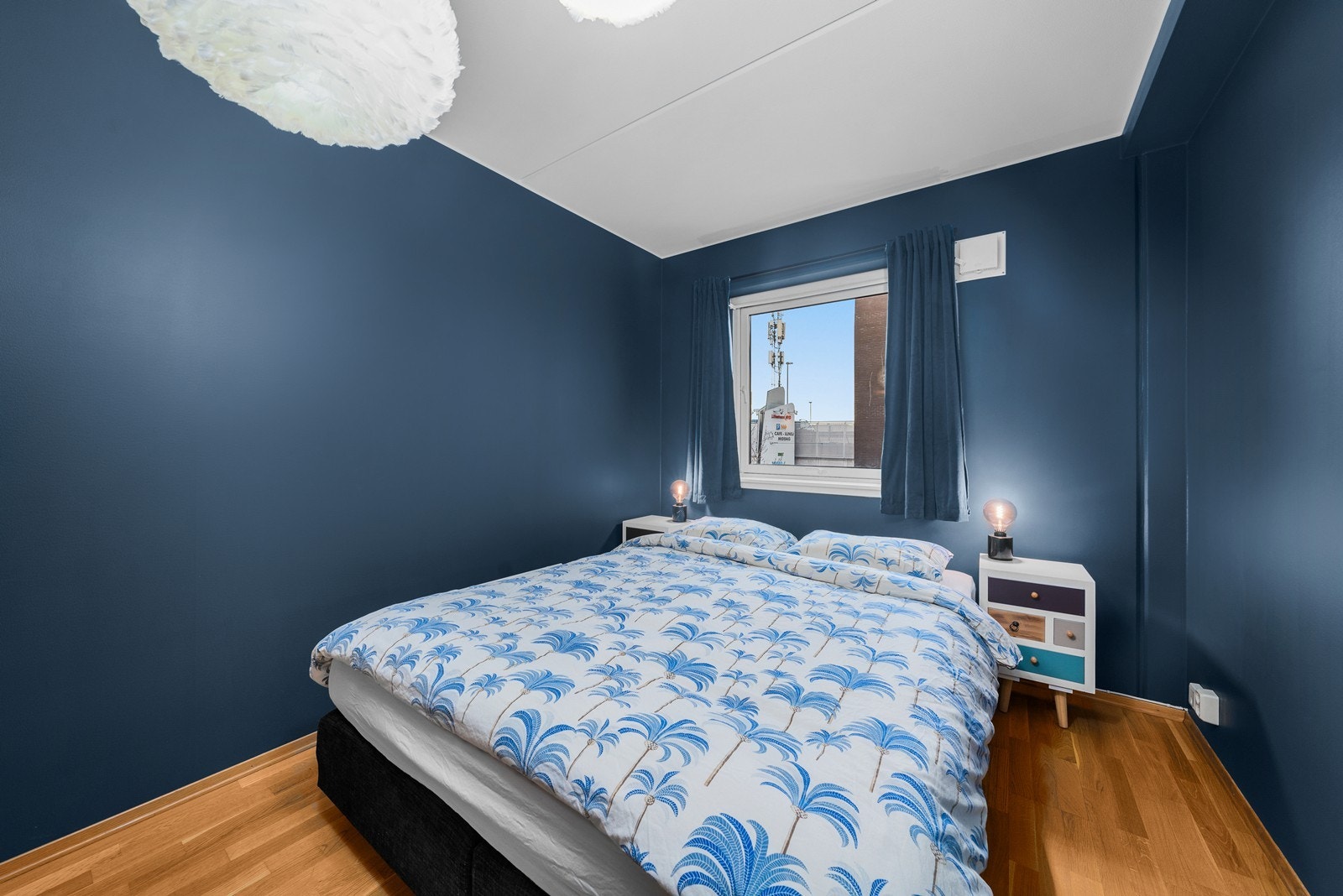 Hovedsoverommet har god plass til dobbeltseng med tilhørende nattbord. Galleribilde