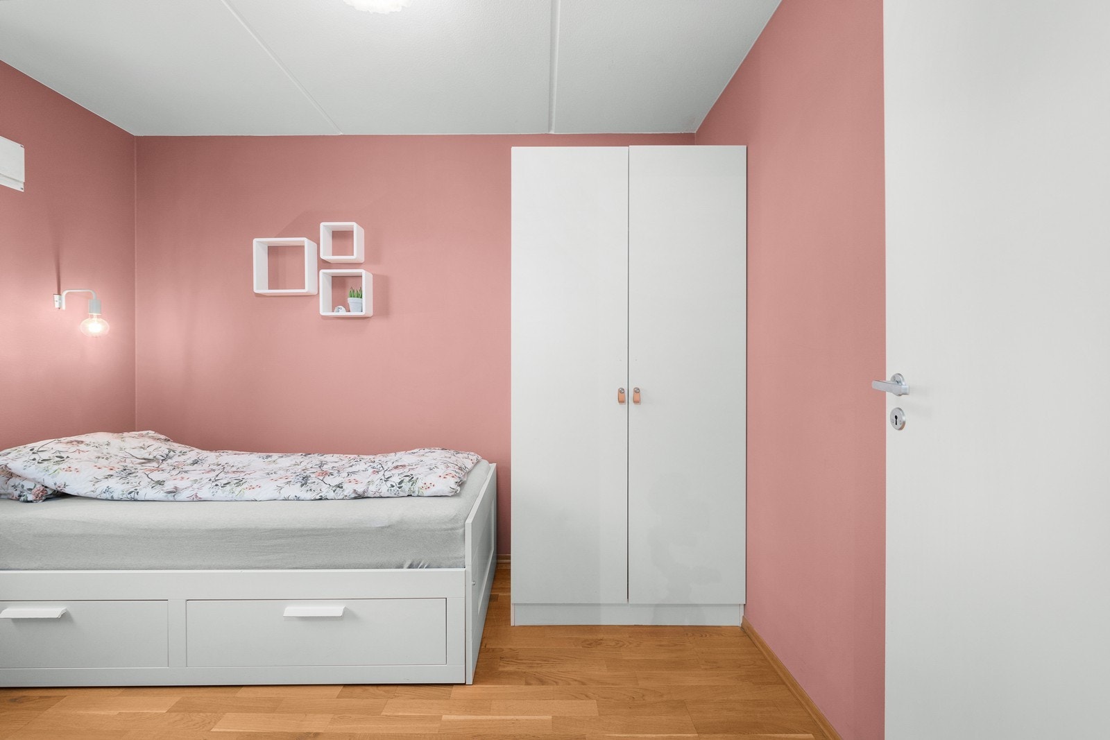 Rommet har plass til seng, nattbord, garderobeløsning og evt. skrivebord. Galleribilde