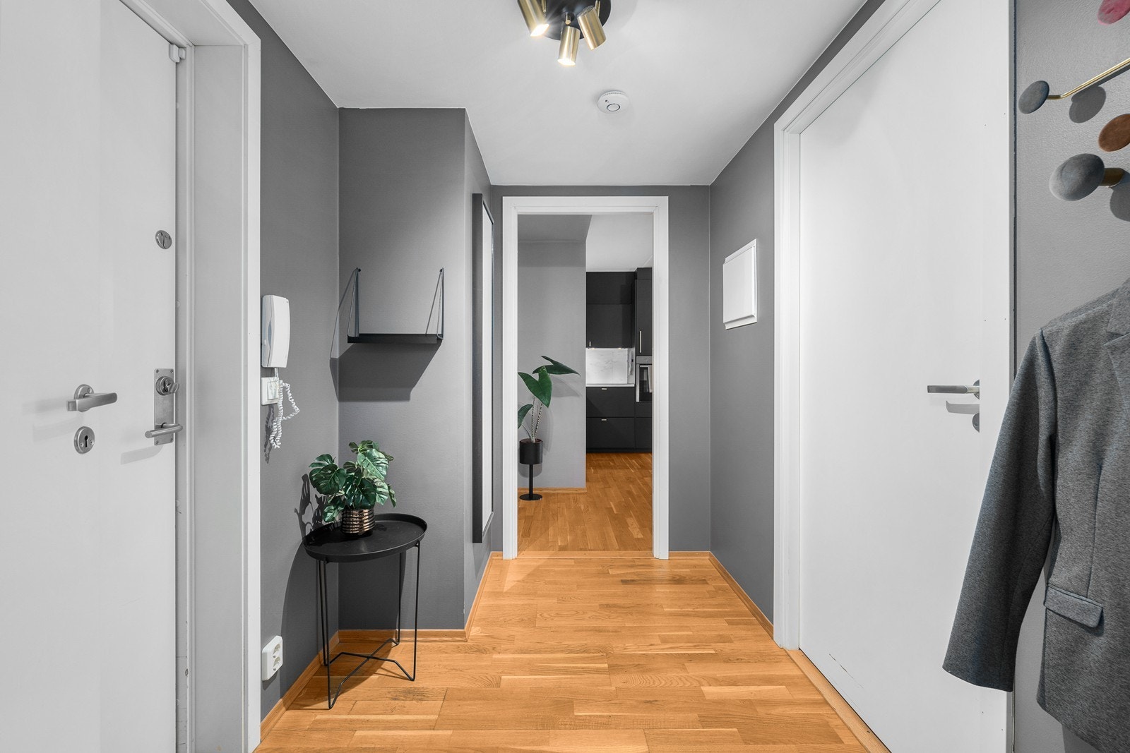 Leiligheten har en enkel adkomst via heis eller trapper. Dørcalling med åpner gjør det enkelt å slippe inn gjester fra bakkeplan. Galleribilde