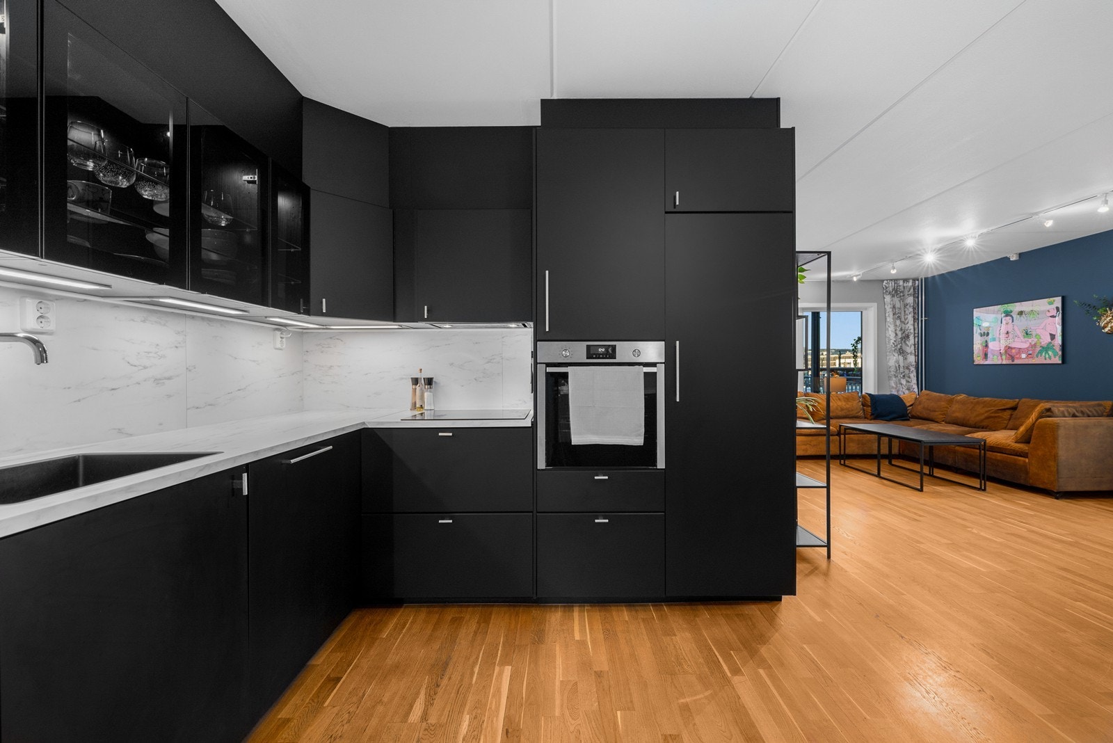 Videre er det satt inn integrert kjøle-/fryseskap, oppvaskmaskin, vinskap, ovn og platetopp. Galleribilde