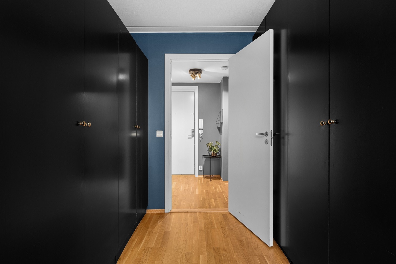 Det er godt med lagringsplass i den praktiske garderobeløsningen i rommet. Galleribilde