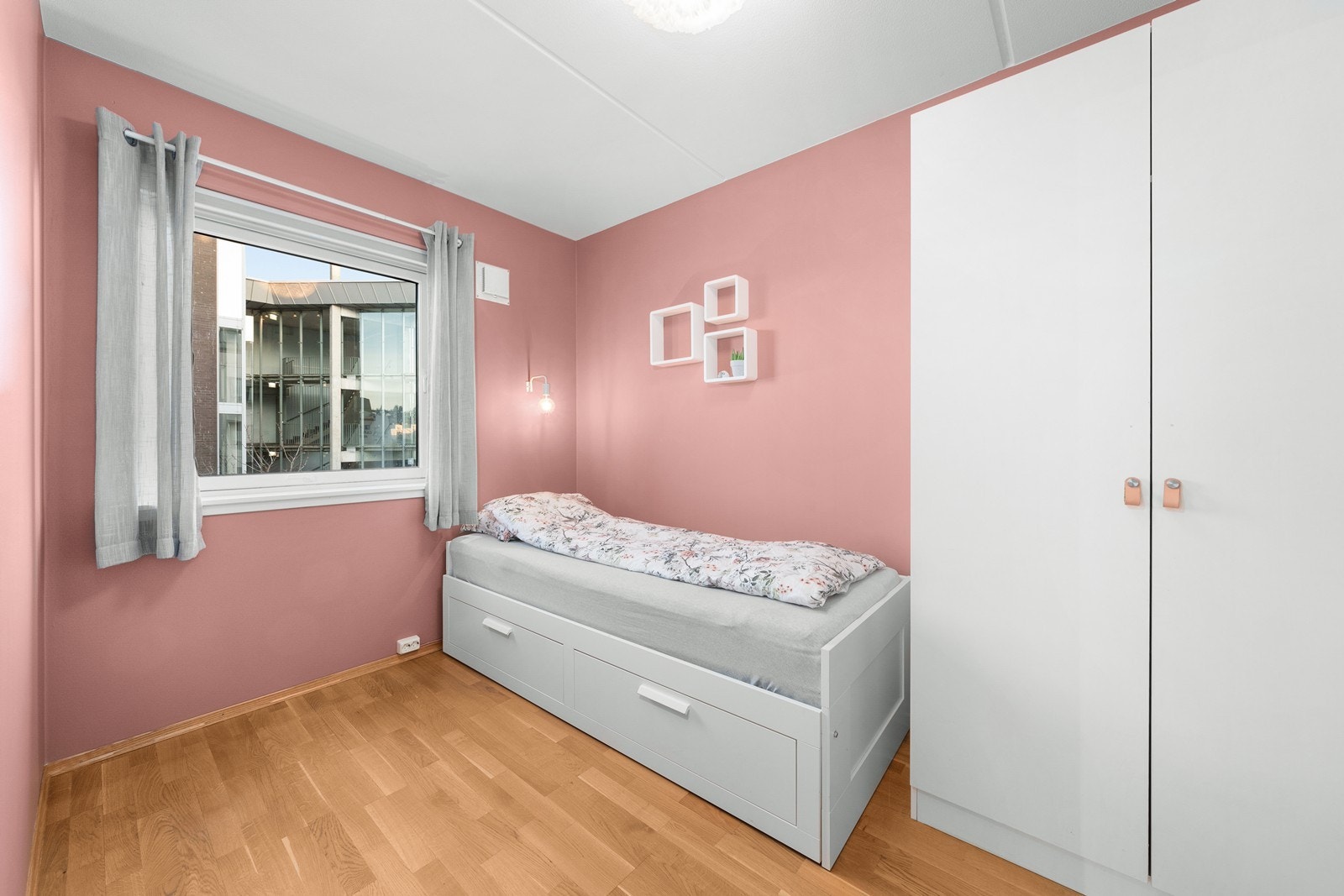 Soverom nr. 2 fungerer ypperlig som barnerom, gjesterom eller kontor - her er mulighetene mange. Galleribilde