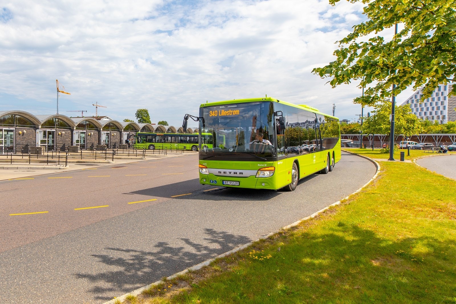 Lillestrøm Bussterminal ligger få minutter gange fra leiligheten, så her kan man ta buss til Ahus, Skedsmokorset, Blystadlia og Helsfyr for å nevne noe. Galleribilde