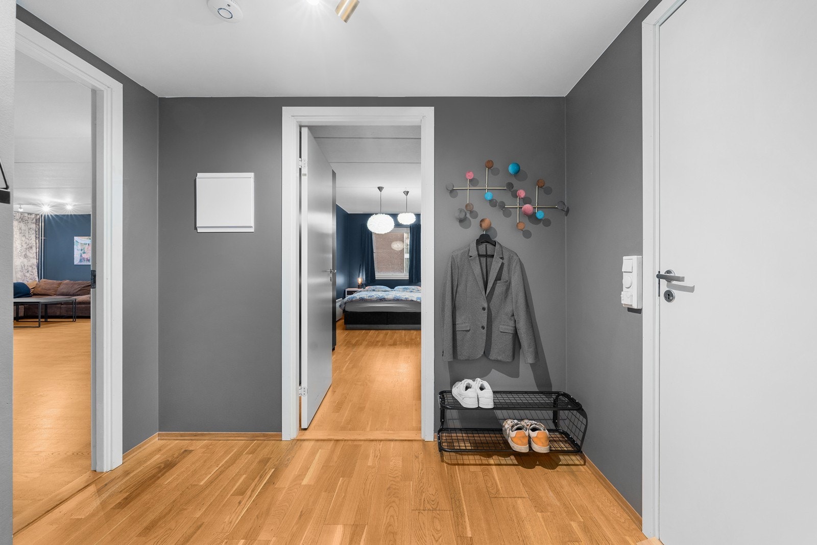 I entréen er det god plass til å henge fra seg yttertøy og sette fra seg sko. Galleribilde