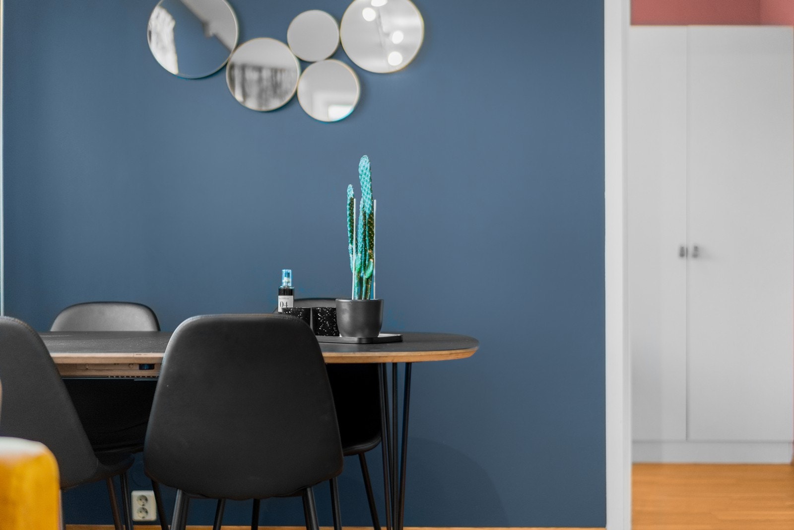 Veggene er blitt malt i en kombinasjon av hvitt og en sval blåtone. Galleribilde