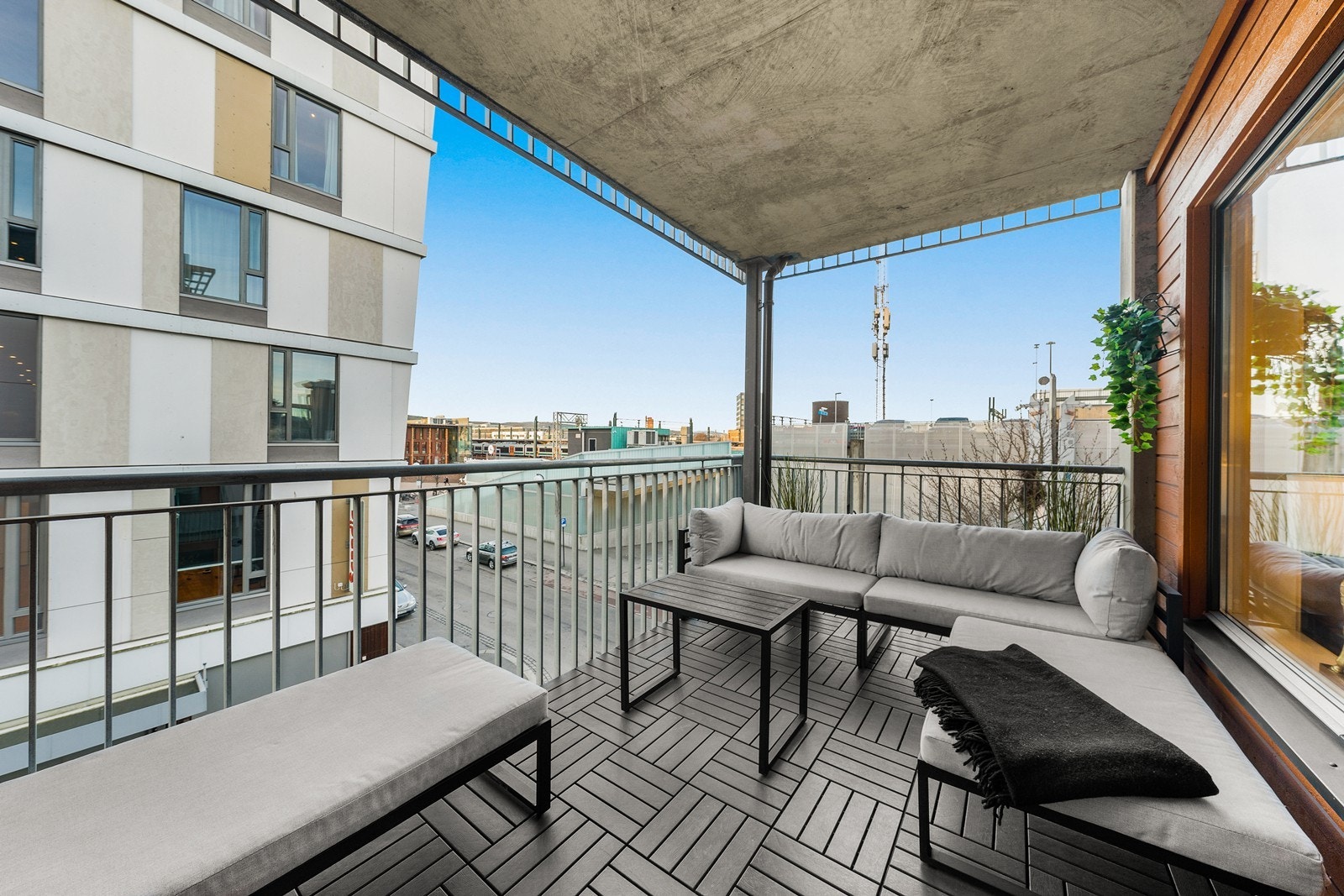 Her ute er det plass til utemøbler, samt gass-/elektrisk grill. Galleribilde