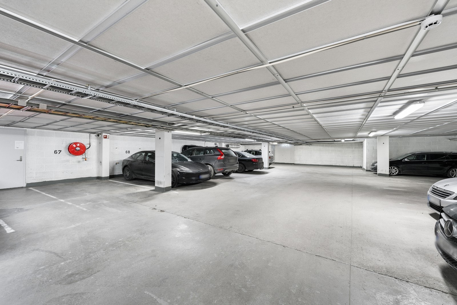 Boligen disponerer en fast parkeringsplass i felles garasjekjeller med opplegg for elbillader. Det er ikke montert ladeboks. Galleribilde