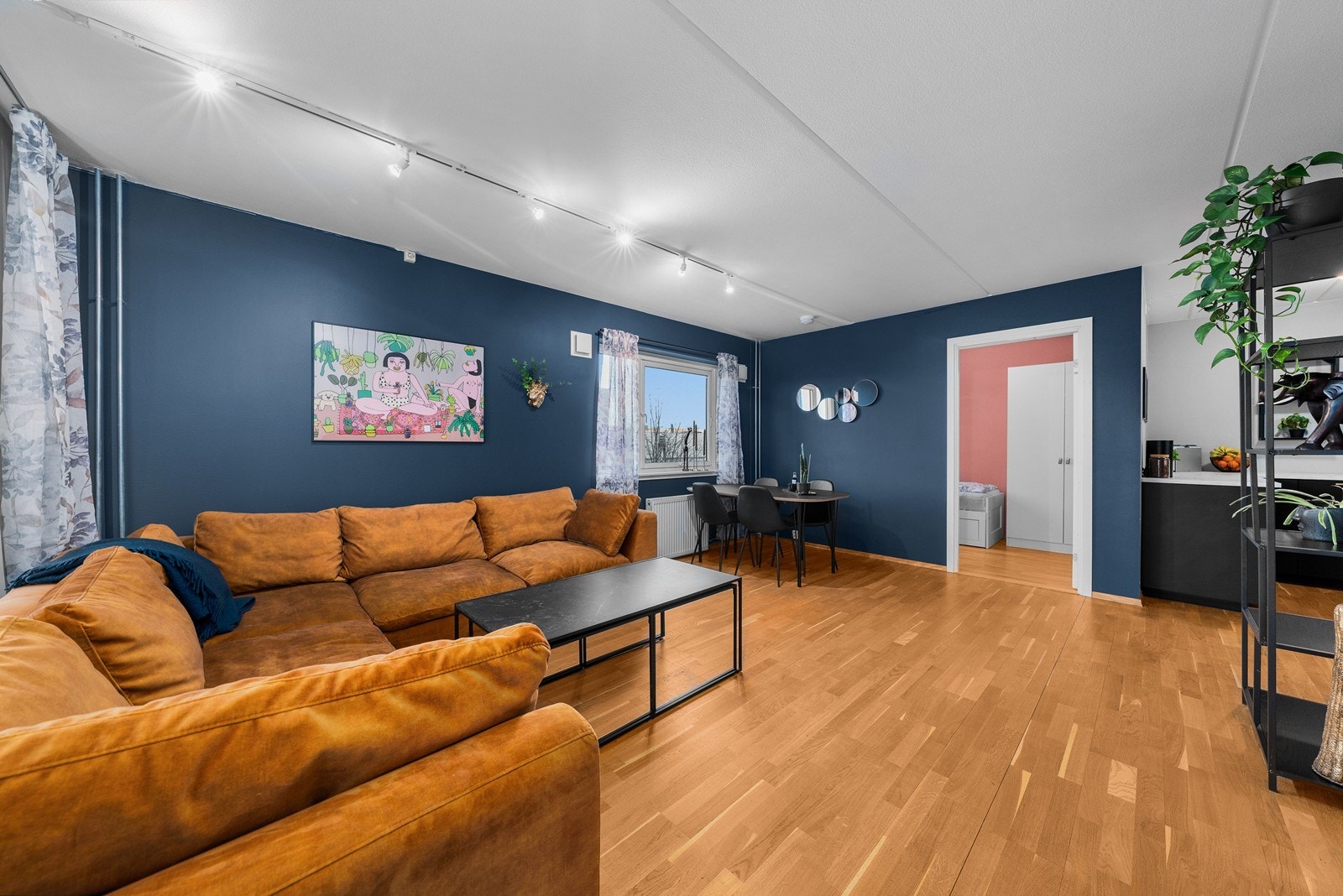 Det er plass til sofa og tv-møbel, samt spisebord. Galleribilde