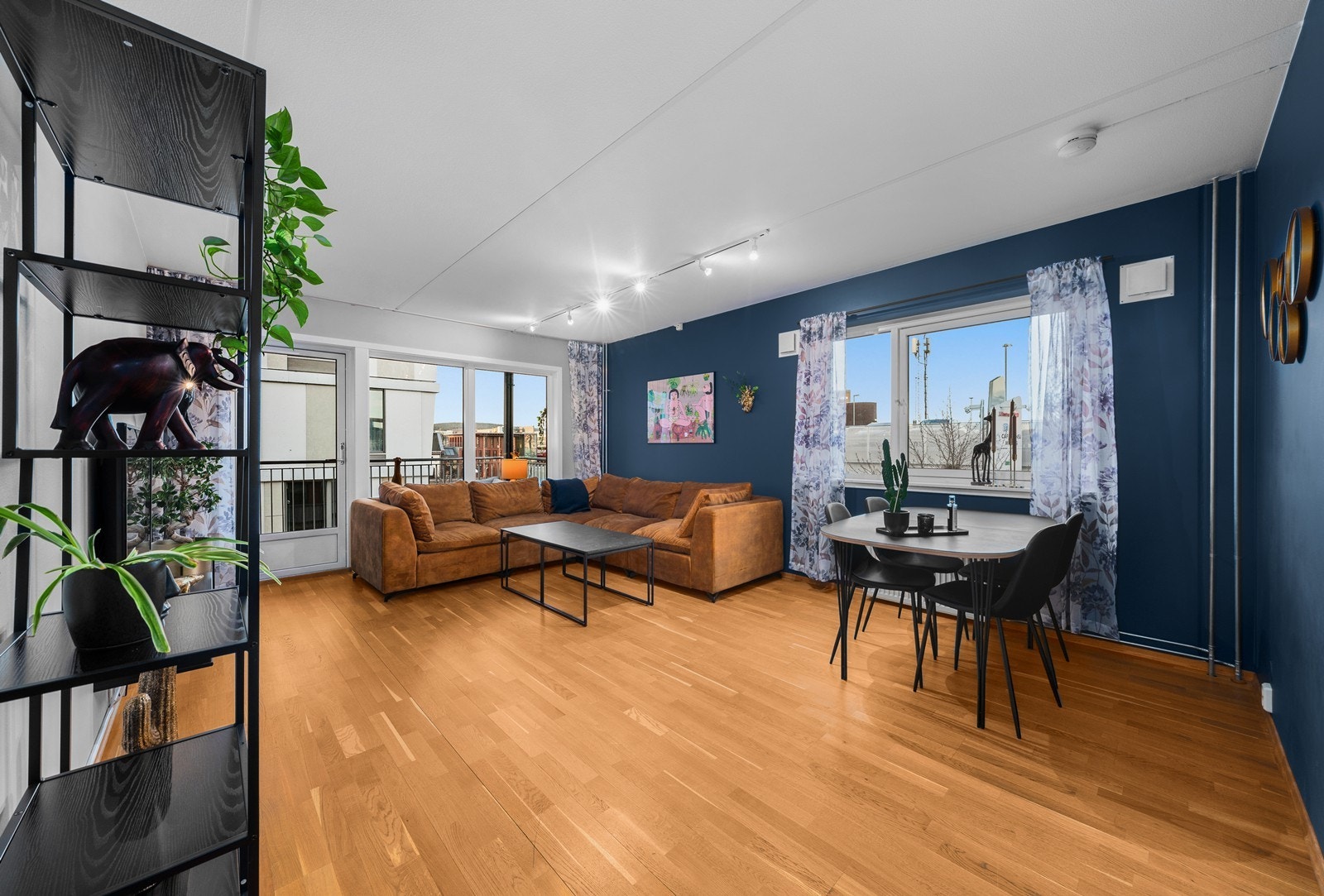 Dette er en hjørneleilighet som gir rikelig med naturlig belysning. Galleribilde