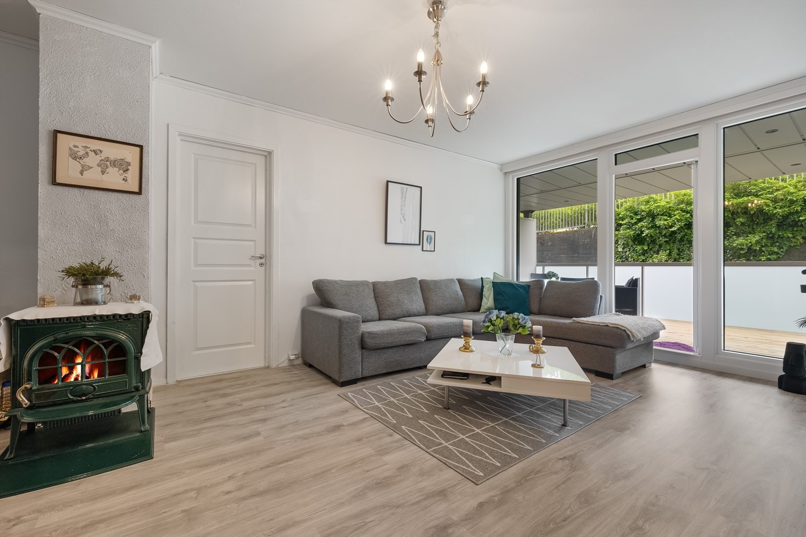 Sentralt plassert vedovn sørger for god og jevn varme på vinterhalvåret. Galleribilde