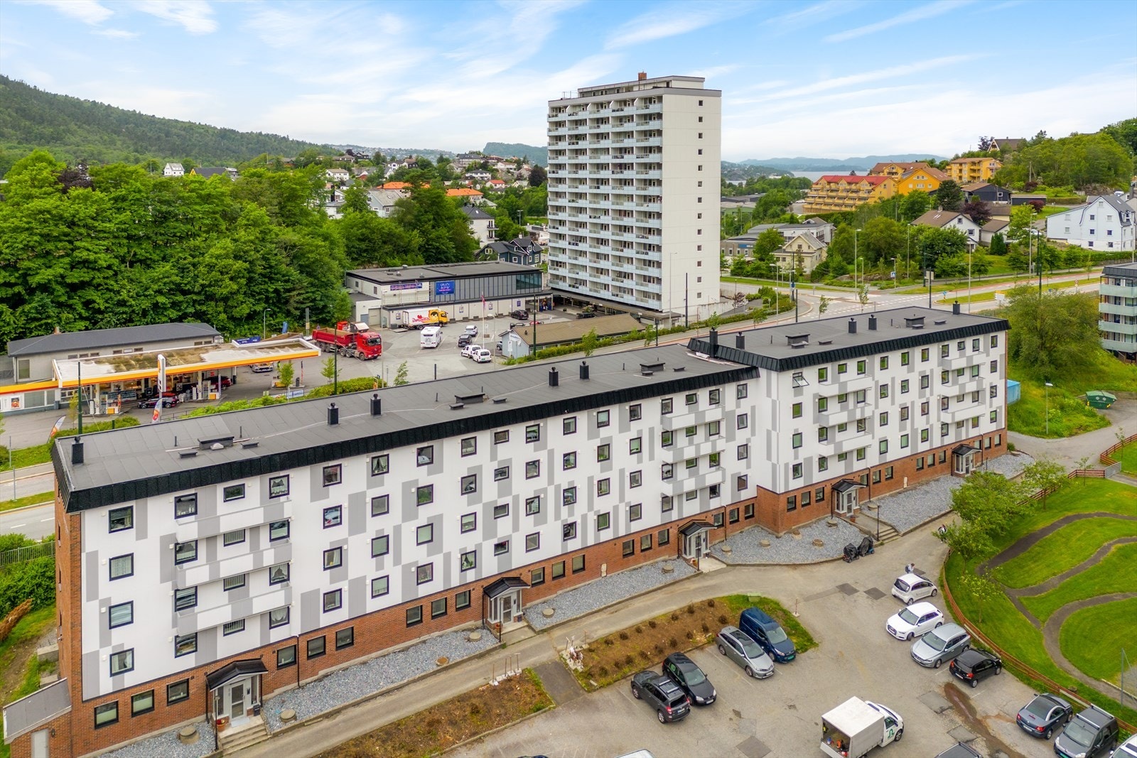 Meget sentral og attraktiv beliggenhet med buss og butikk like ved. Kort kjøreavstand til Bergen sentrum. Galleribilde