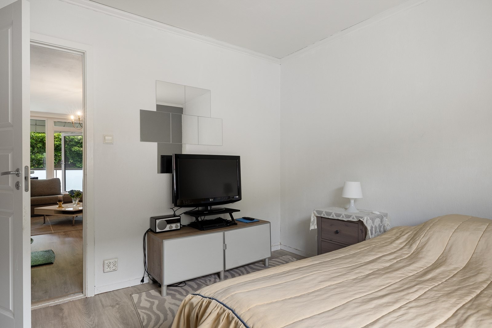 Leiligheten inneholder tre store soverom på hhv. 14,4 m², 10,2 m² og 9,6 m². Galleribilde