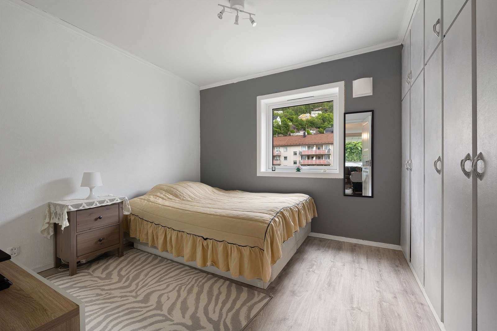 Godt med garderobeplass på alle soverom. Galleribilde