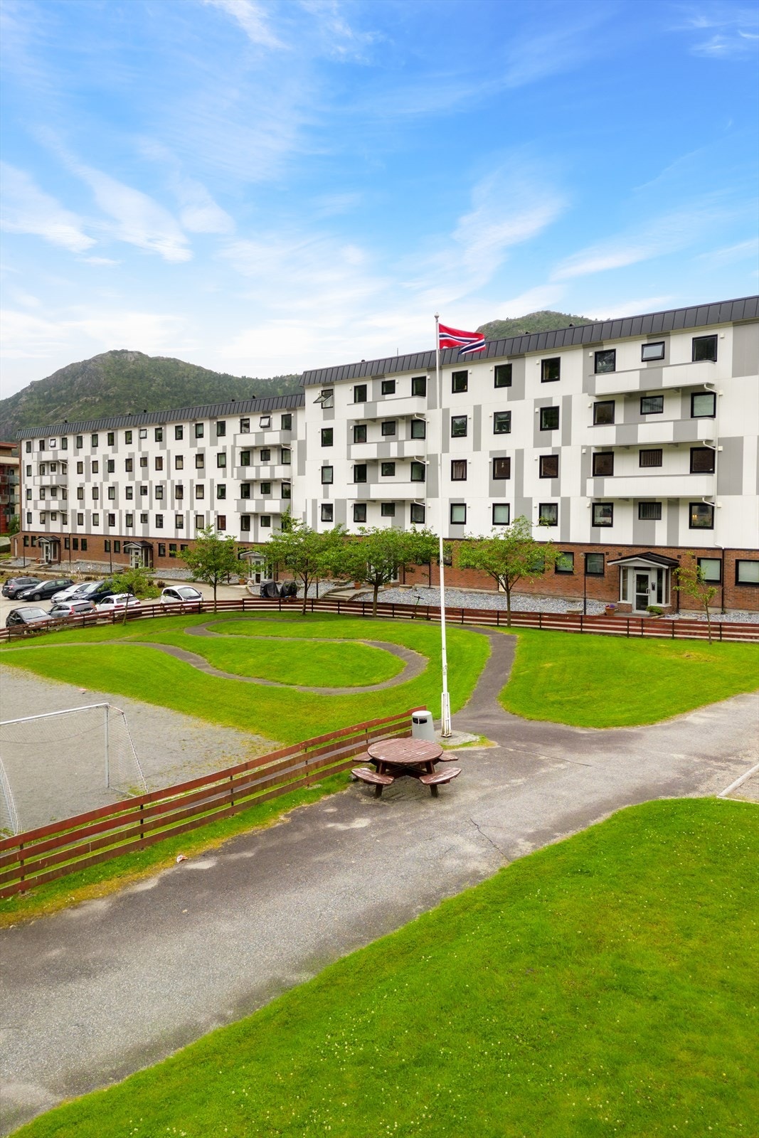 Pent opparbeidet fellesområde med rikelig med grøntareal og parkeringsplasser. Barnevennlig med lekeplass + fotballbane. Galleribilde