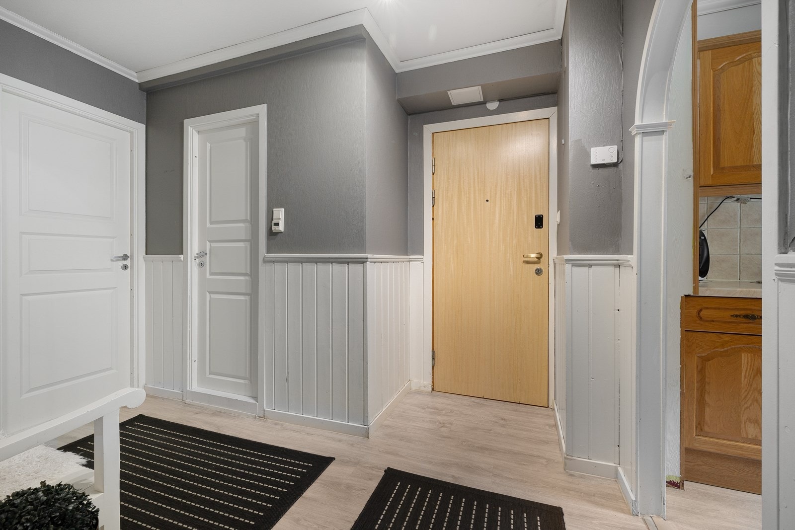 Stor og innbydende entré med garderobeplass. Galleribilde