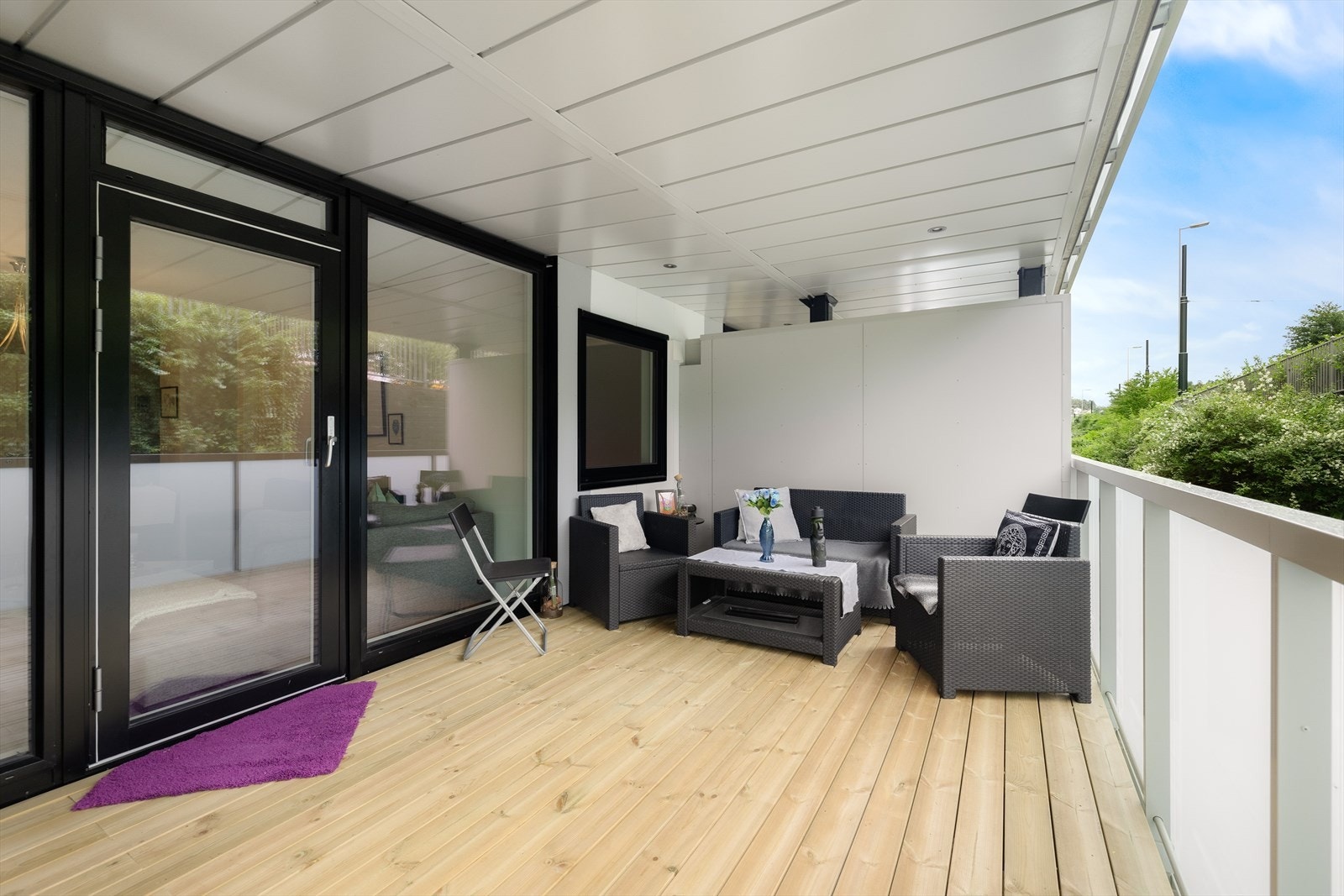 Med sine hele 16,5 m² og takoverbygg, fungerer balkongen ypperlig som en forlengelse av stuen året rundt.Splitter ny balkong, kledning og vinduer. Balkongen har også fått downlightbelysning og strømuttak. Galleribilde