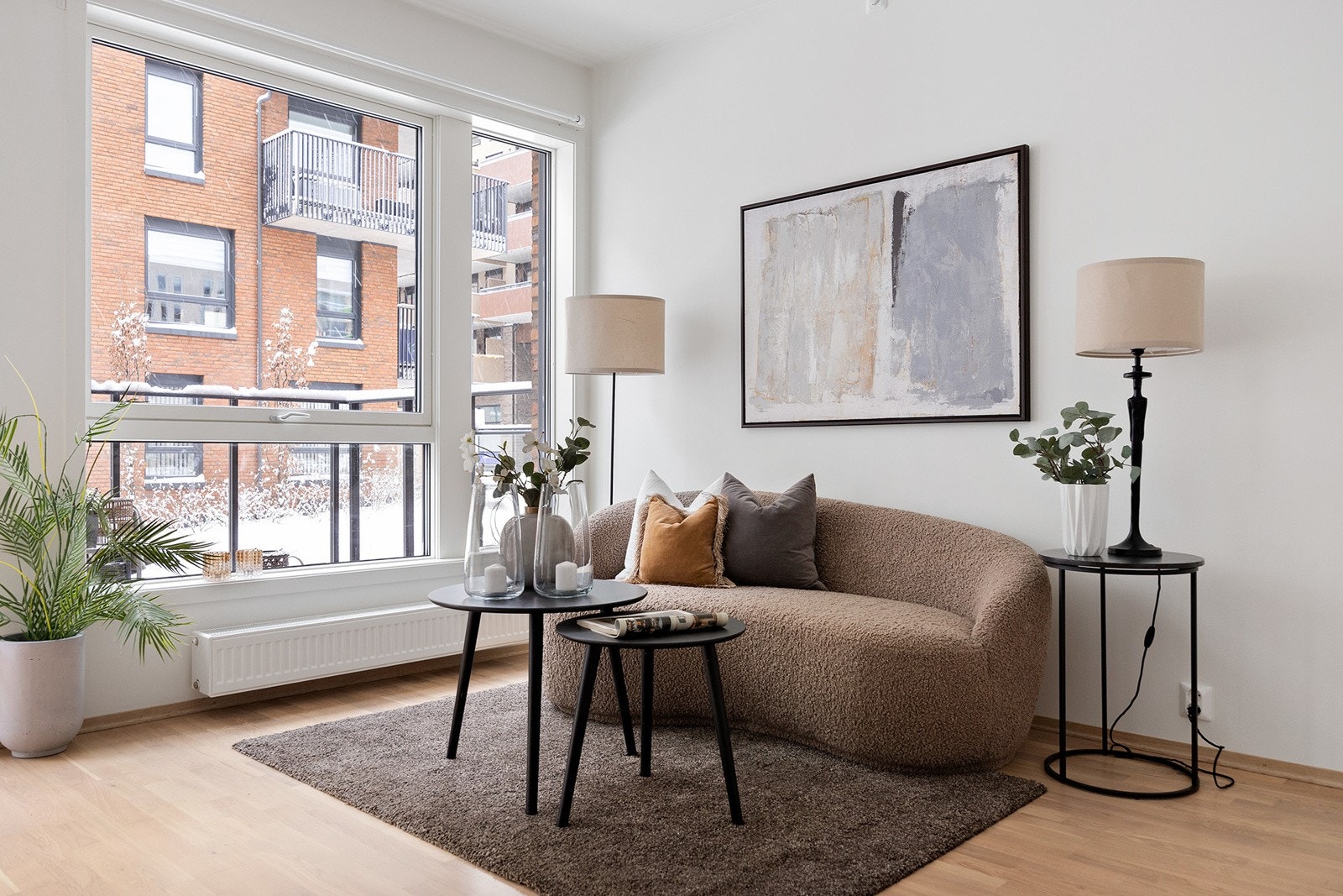 Leiligheten består av entré, bad, soverom, innvendig bod, stue med åpen kjøkkenløsning og utgang til balkong. Galleribilde