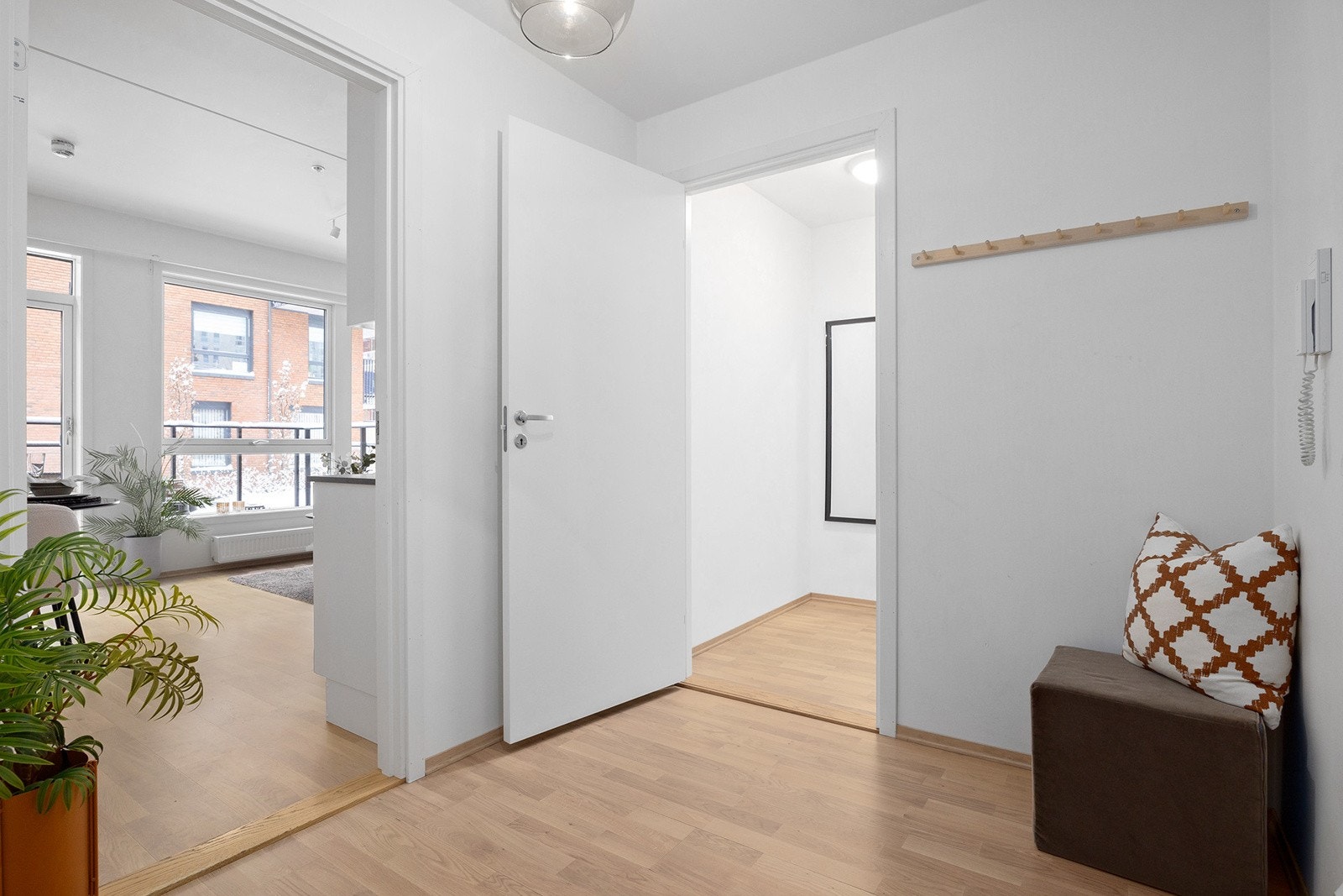 Fin og innbydende entré med god plass til å henge fra seg yttertøy og til oppbevaring av sko. Galleribilde