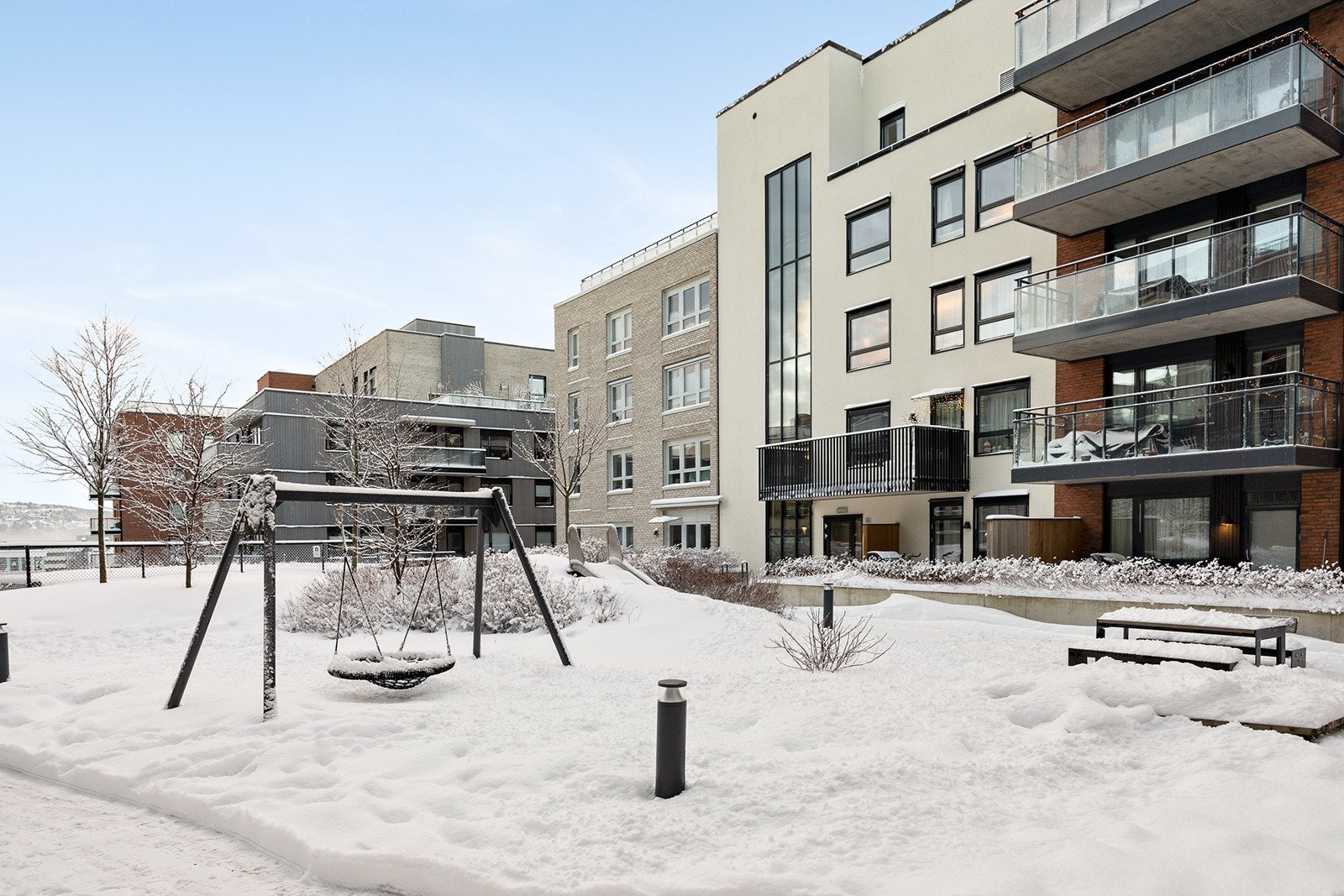 Gårdsrommet er opparbeidet med sittegrupper og lekeareal for barn. Galleribilde