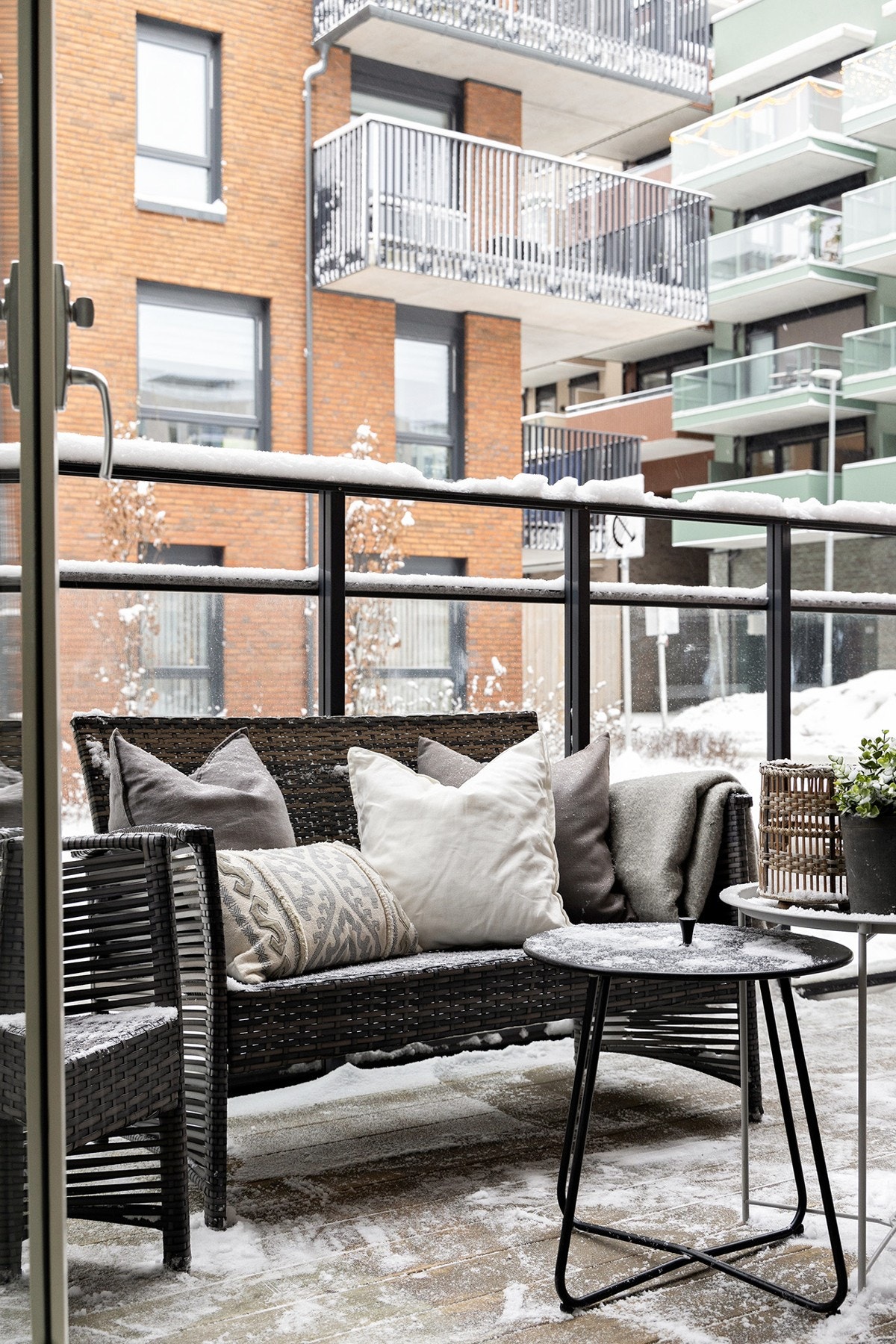 Fra stuen har du utgang til balkong som kan brukes som en forlengelse av stuen i sommerhalvåret. Galleribilde