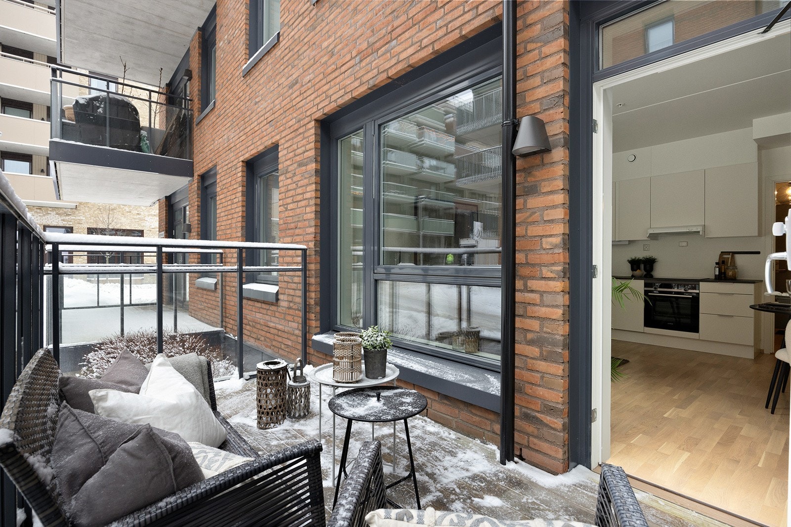 Balkongen er forhøyet og har glass som rekkverk. Her er det plass til både sittegruppe og grill . Galleribilde