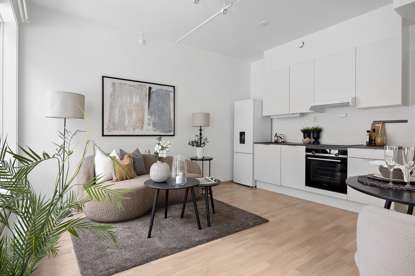 Kjøkkenet har delikat Sigdal kjøkkeninnredning med slette fronter og laminat benkeplate. Galleribilde