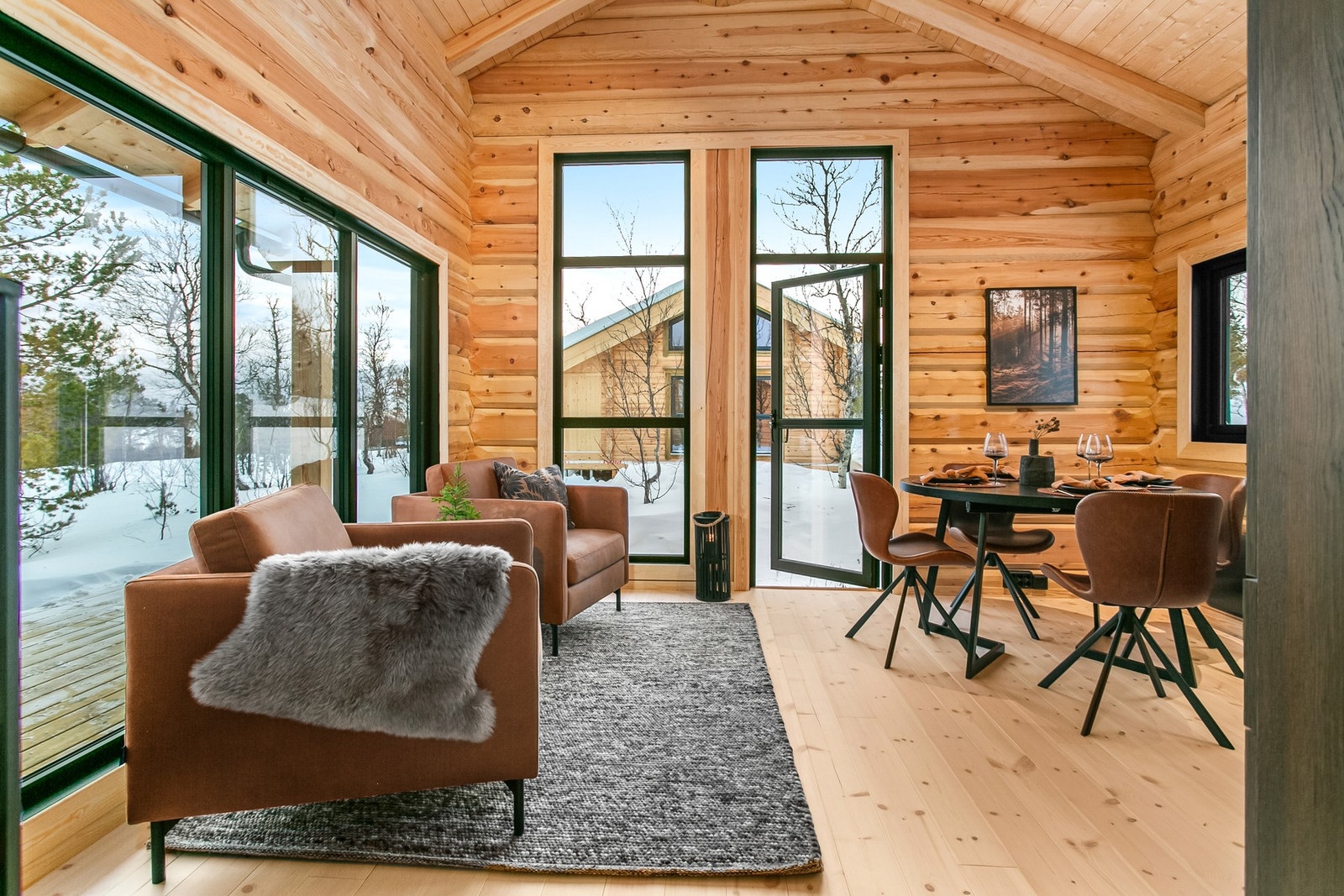 Stue og spiseplass - Bildet er av den første hytten som nå er solgt. Galleribilde