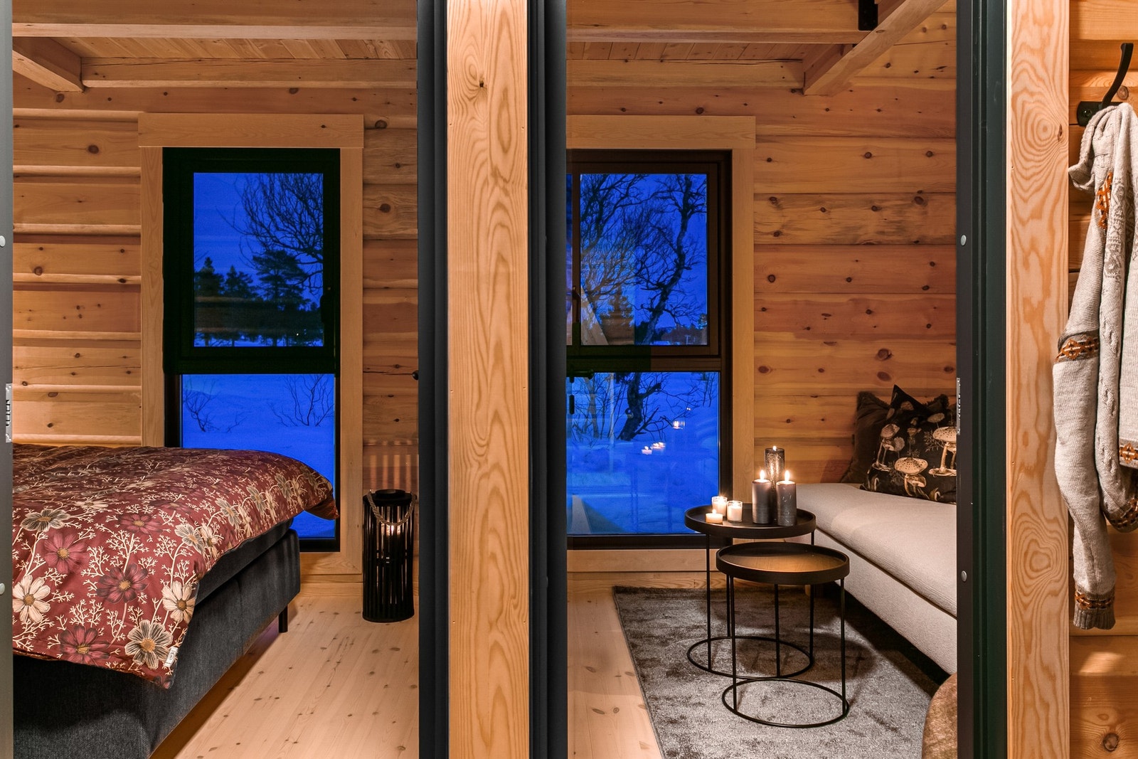 Soverommene sett fra gangen - Bildet er av den første hytten som nå er solgt. Galleribilde