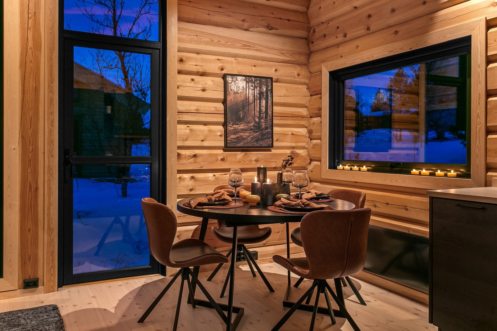 Spiseplass i tilknytning kjøkken - Bildet er av den første hytten som nå er solgt. Galleribilde