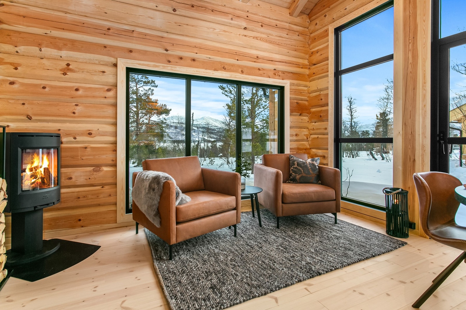 Stue og spiseplass - Bildet er av den første hytten som nå er solgt. Galleribilde