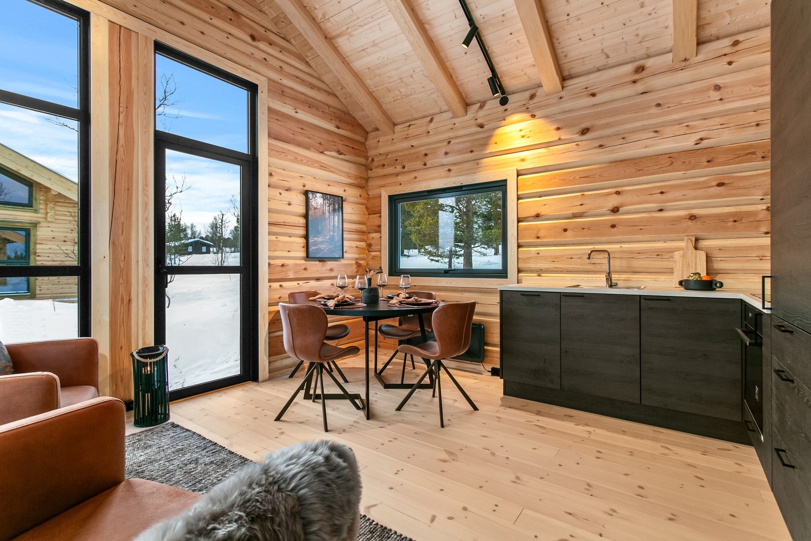 Kjøkken og spiseplass - Bildet er av den første hytten som nå er solgt. Galleribilde