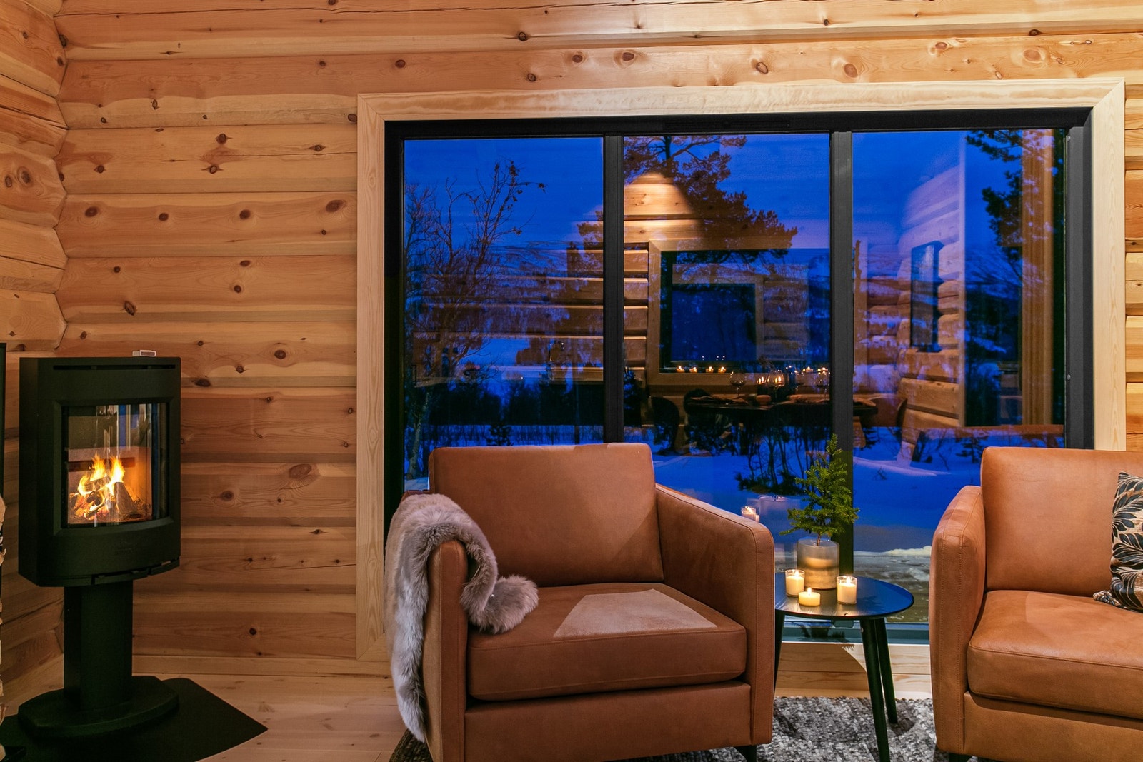 Stue med utsikt mot de vakre fjellene på Nerskogen - Bildet er av den første hytten som nå er solgt. Galleribilde