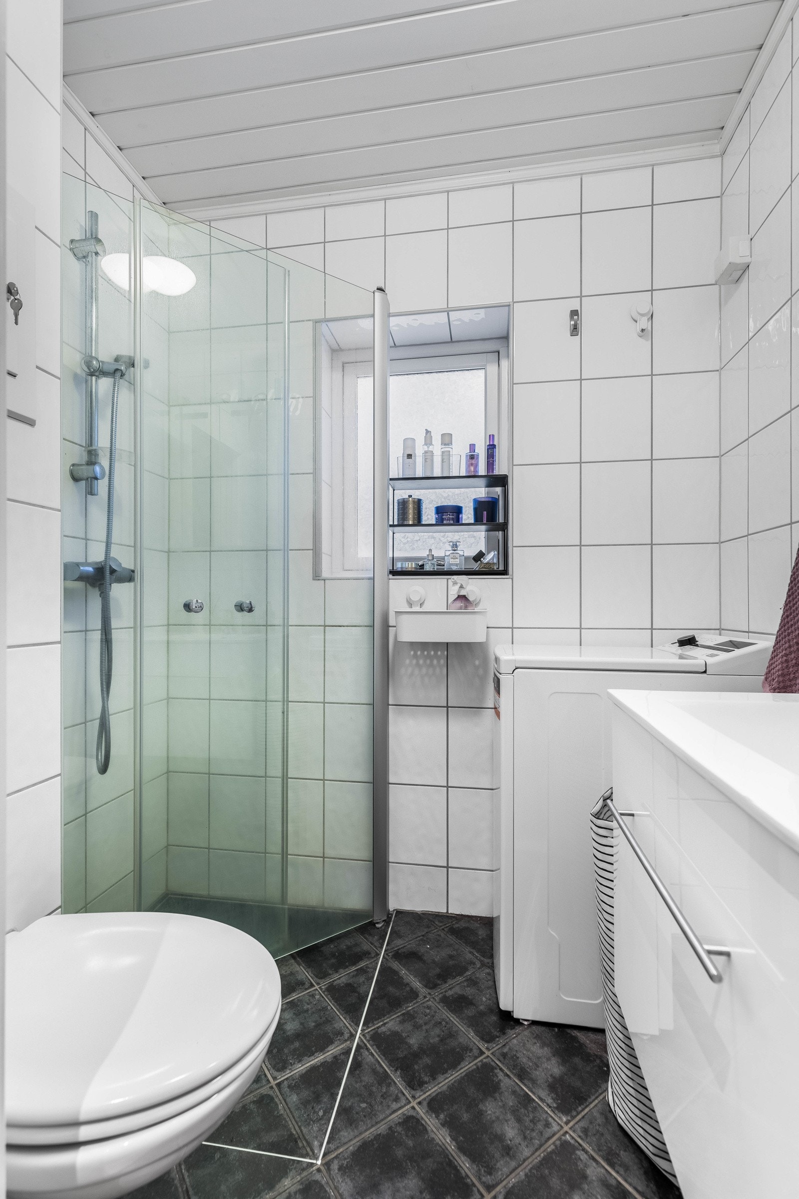 Boligen inneholder et pent bad som ble pusset opp i regi av borettslaget i 2012-2013. Badet er bruksvennlig, og utstyrt med fliser på gulv og vegger, gulvvarme, heldekkende servant over underskap, speil med overbelysning og veggskap. Galleribilde