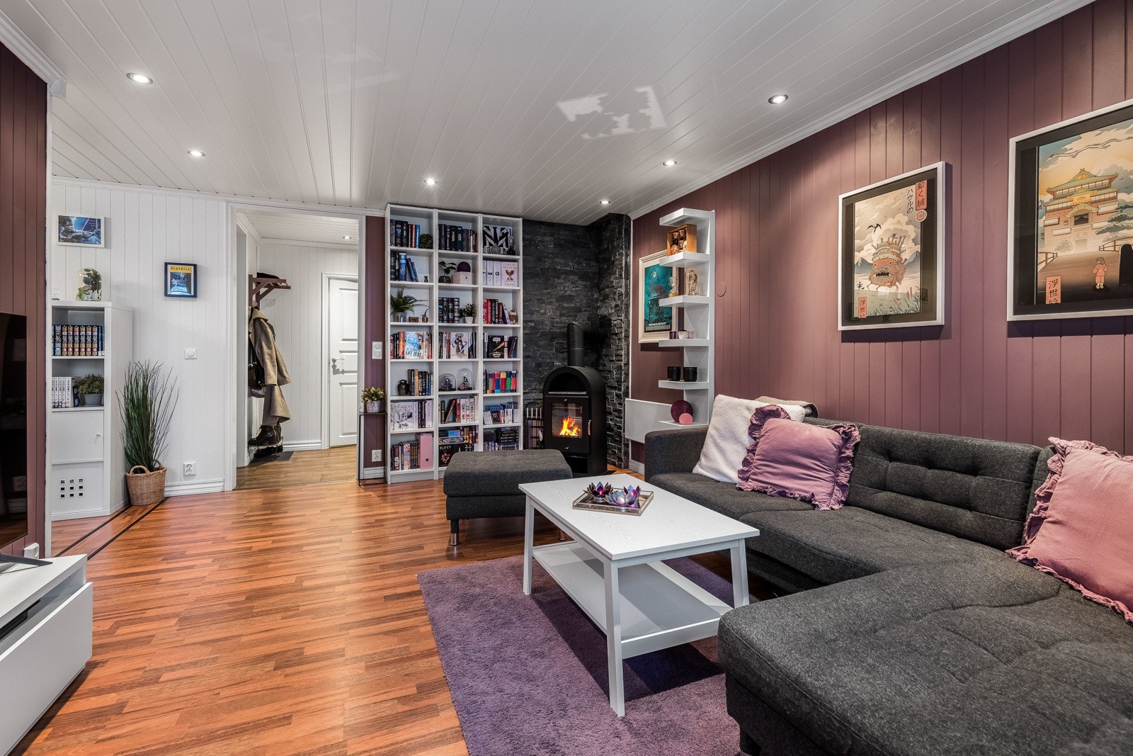 Rommet er også utstyrt med en klassisk vedovn og med plass til spisebord om ønskelig. Galleribilde