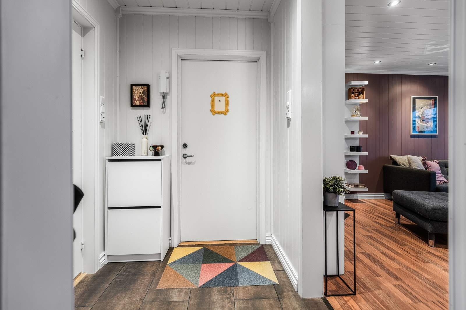 Entréen byr på god plass til å henge fra seg ytterklær og sko. Galleribilde