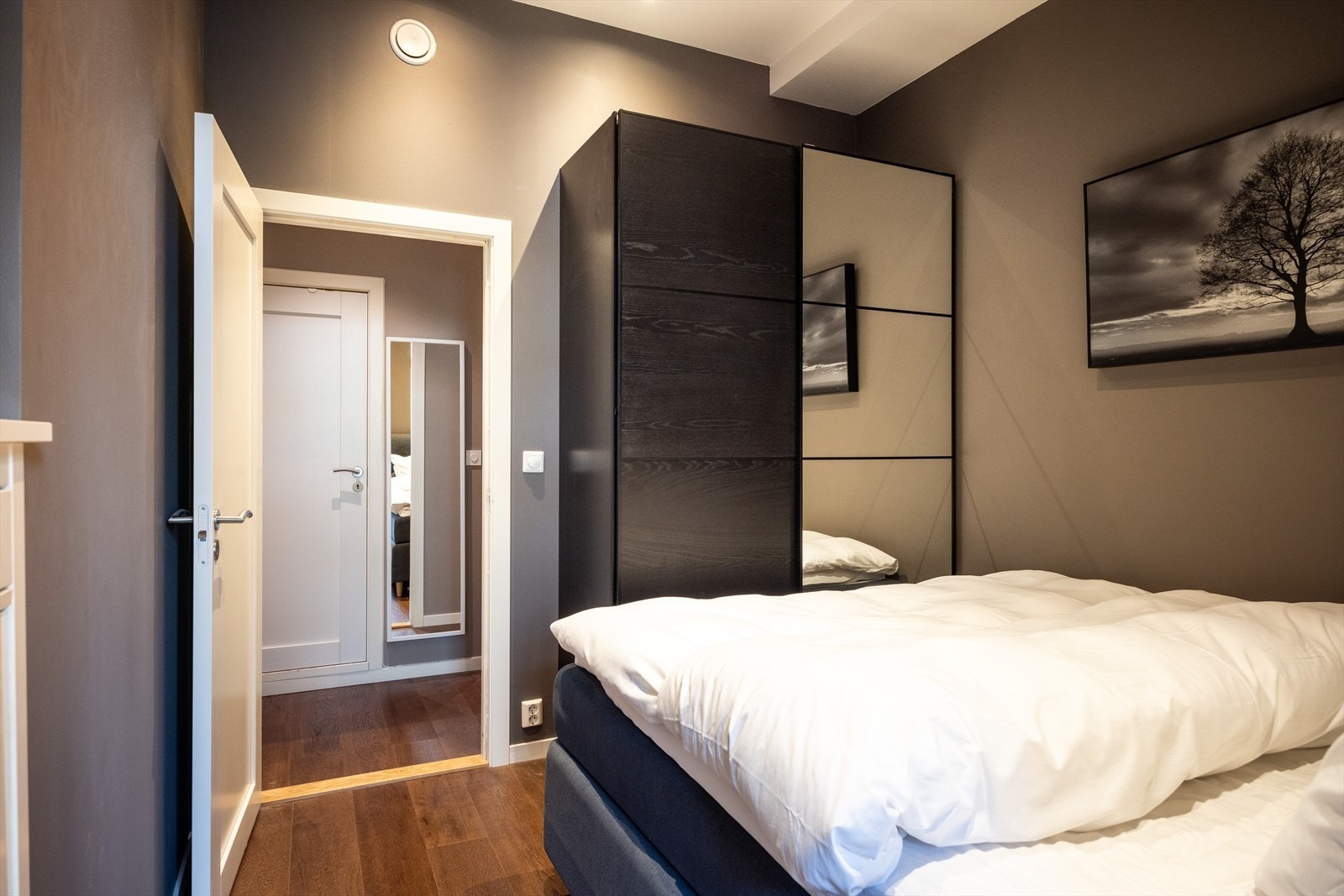 - Begge soverommene har plass til dobbeltseng og garderobeløsning - Galleribilde